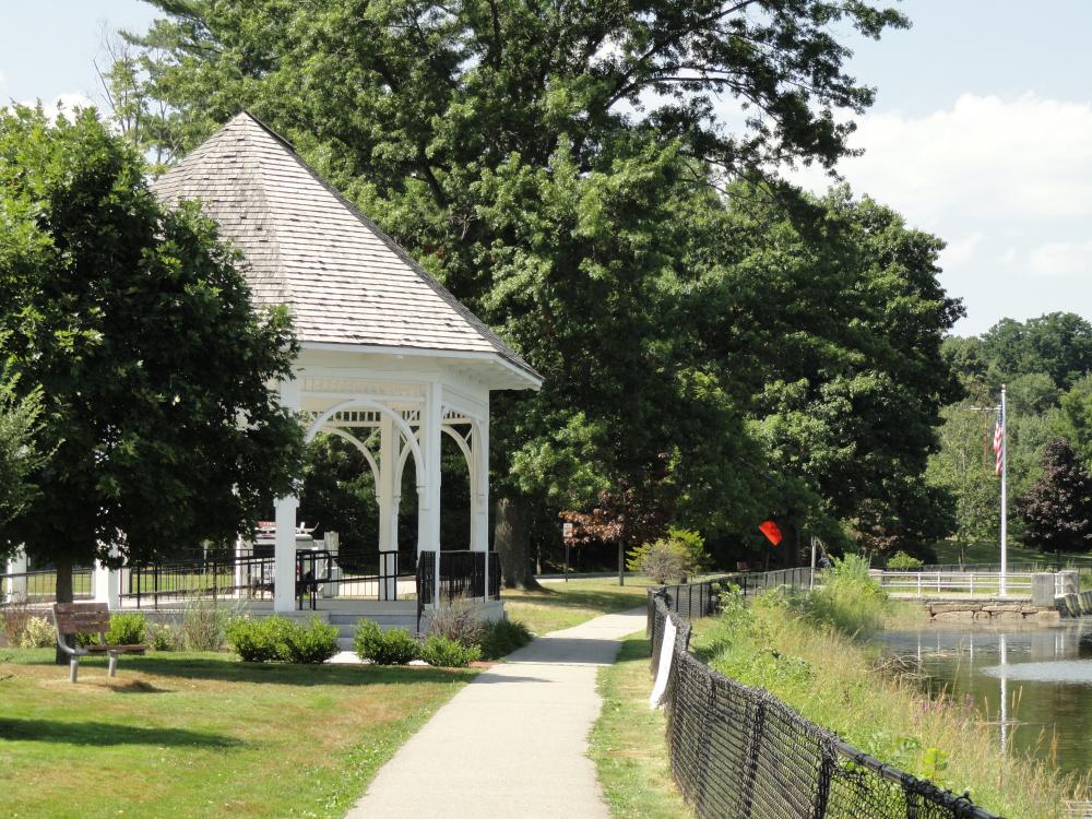 Swasey Parkway along the Squamscott River